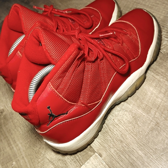 Nike Air Jordan 11 Retro 'Win like 96' sneakers in candy red size 7Y EUC - Picture 3 of 16
